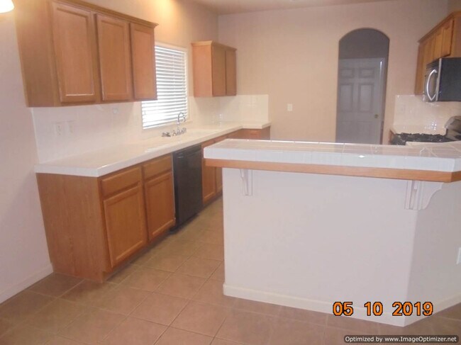 Foto del edificio - GORGEOUS! Sanger 4/2 With 3 Car Garage!