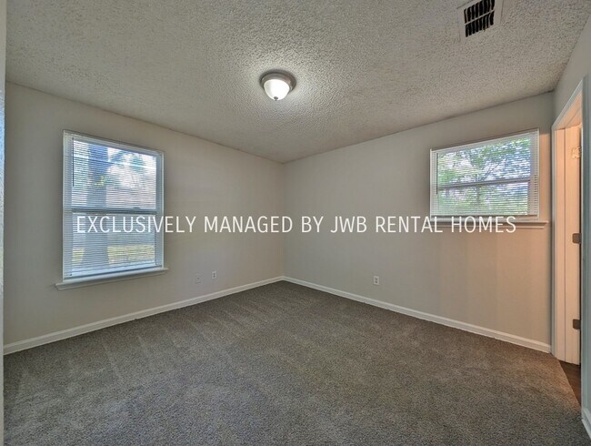 Foto del edificio - 1204 W 23rd St