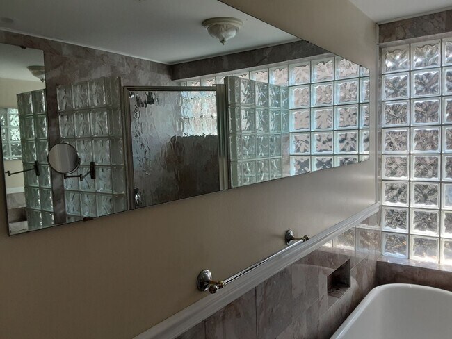 Foto del edificio - *Move in Savings* This exclusive offer won...