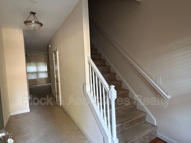 Building Photo - 45 Four Farms Cir