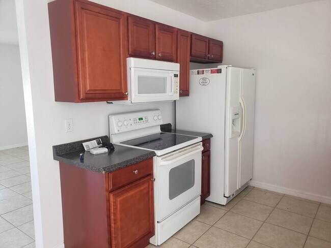 Building Photo - 2/2/1 Single Family Home Available NOW!