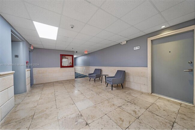 Foto del edificio - 7545 E Treasure Dr