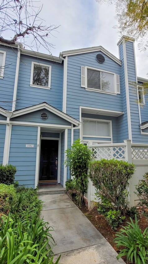 Primary Photo - 2 Bedroom 2.5 Bath Gated Townhouse with At...