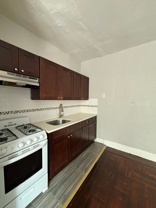 691 Elizabeth Ave 22 - 10 Goldsmith Ave