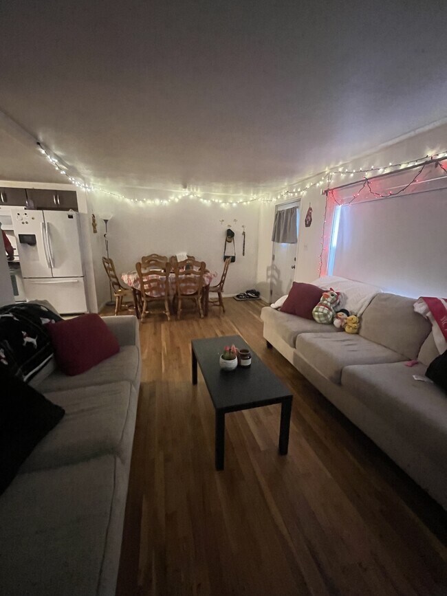 Foto del edificio - 662 Budlong St