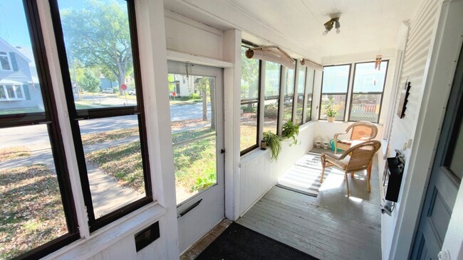 Building Photo - Spacious 2 Bedroom Apartment in Northeast