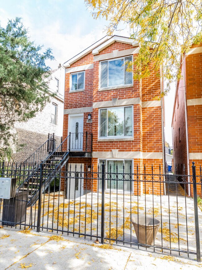 Building Photo - 807 S Claremont Ave