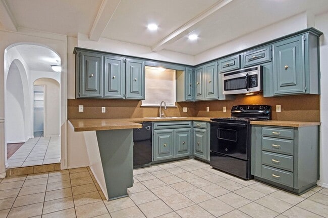 Building Photo - Beautifully Renovated 3bed/  2bath in Del city!   Bonus room in the Master bedroom!!