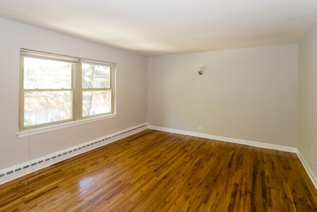 Building Photo - 2116 W Foster Ave