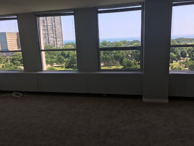 Foto del edificio - 2626 N Lakeview Ave