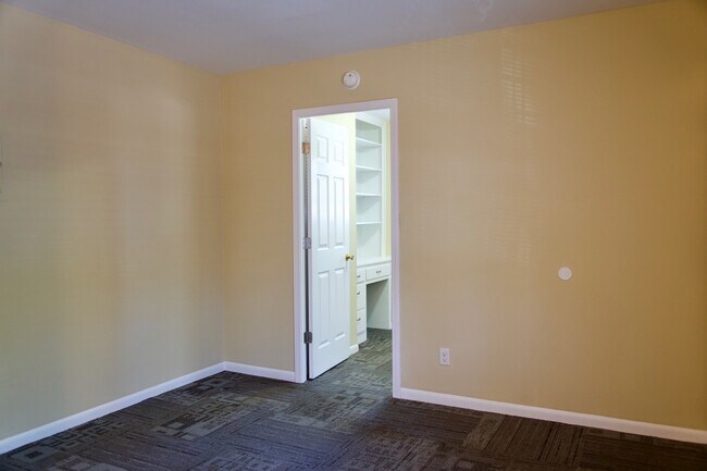 Building Photo - 1010 Winterhill Dr