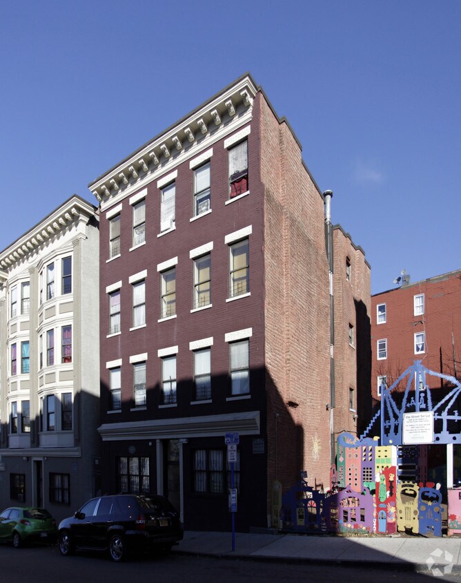 Building Photo - 145 Elm St