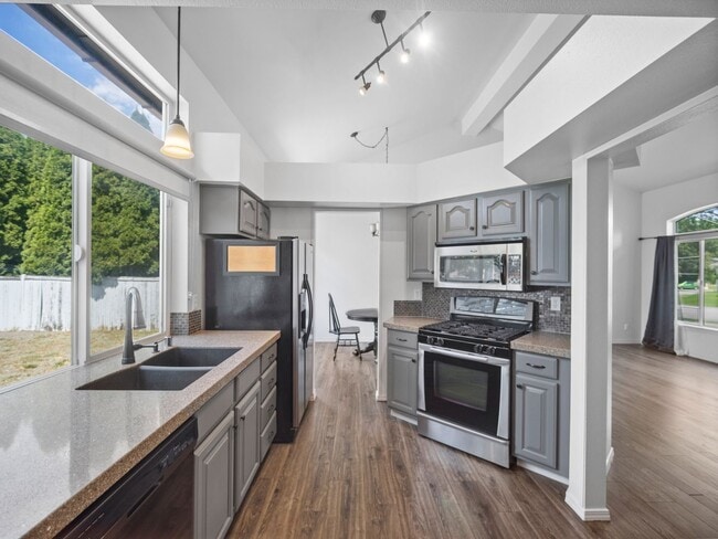 Foto del edificio - 4bedroom/3bath w/Garage/washer/dryer/fence...