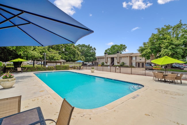 Building Photo - Royal Oaks of Pearland