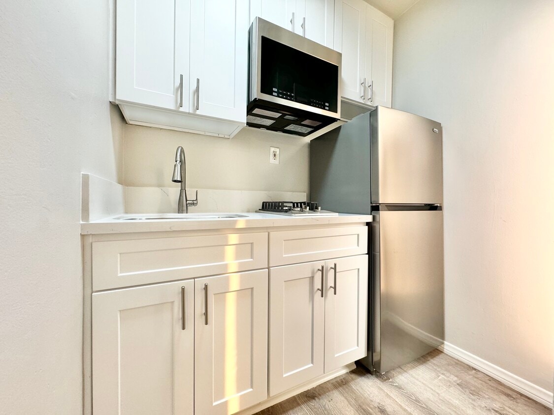 Primary Photo - 858 N La Fayette Park Pl