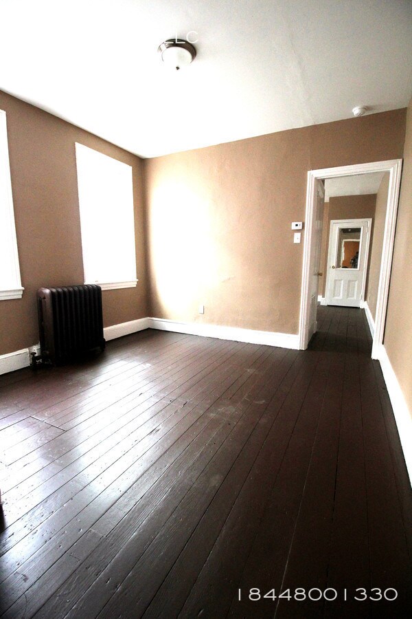 Building Photo - Newly Rehabbed 1 Bedroom Apartment Available!