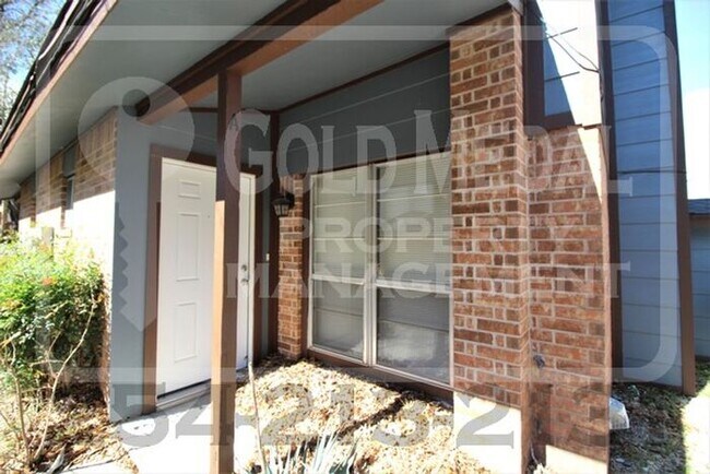 Foto del edificio - A charming 2-bedroom, 1.5-bathroom townhome now available for rent!