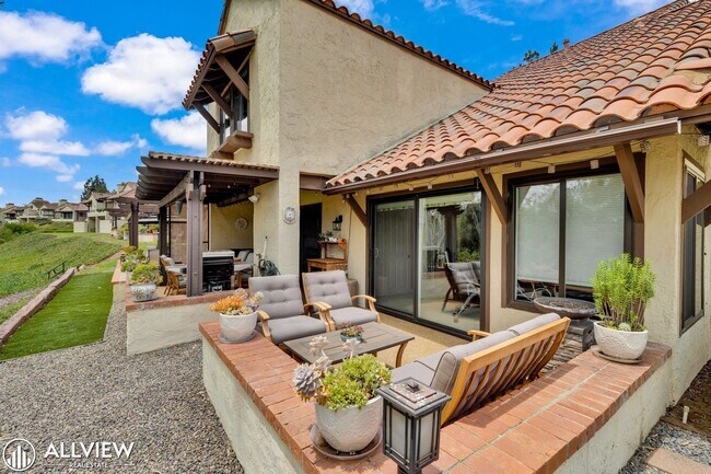 Foto del edificio - Spacious 4BD Rancho Bernardo Townhome | Pool, Spa, Tennis & Golf Course Setting