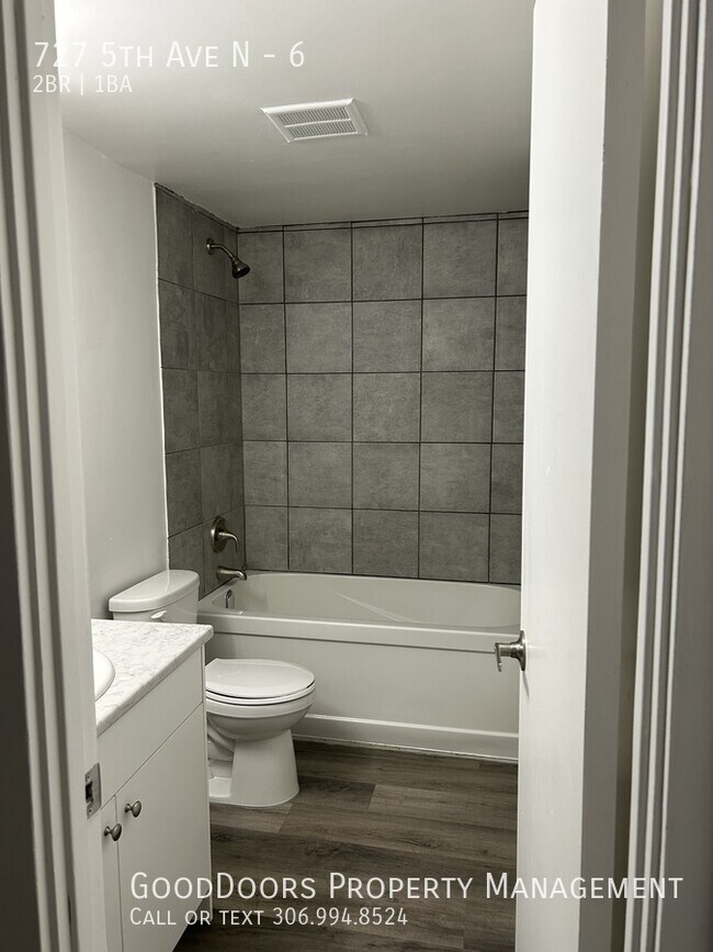 Photo du bâtiment - 727 5th Ave N
