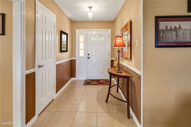 Building Photo - 3 br, 2 bath House - 715 Summerglen Dr