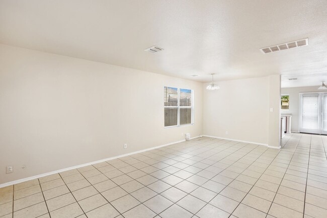 Building Photo - 5 Bedroom/2.5 Bath Champions Park Subdivision