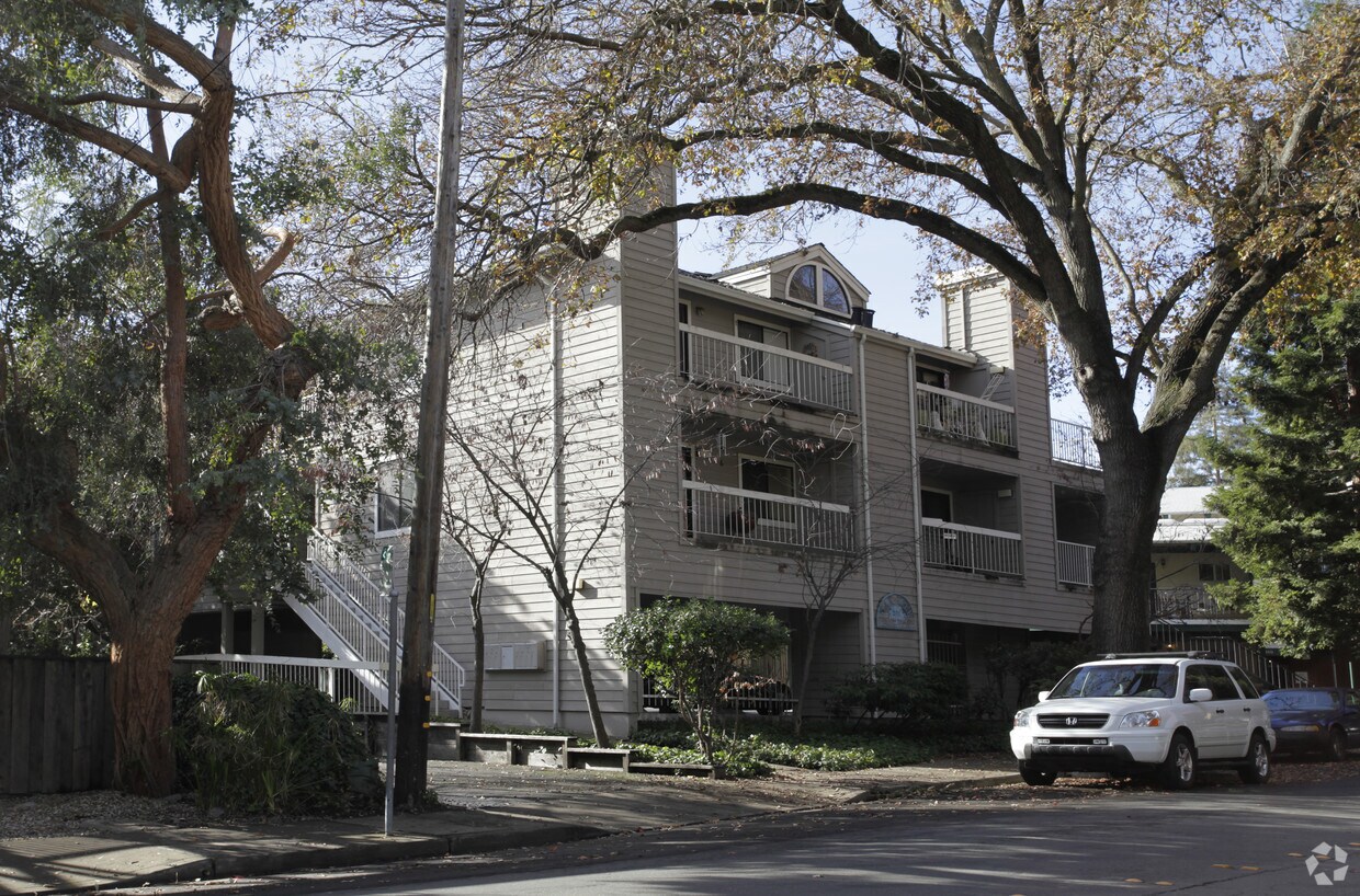 Building Photo - 231 Lafayette Cir