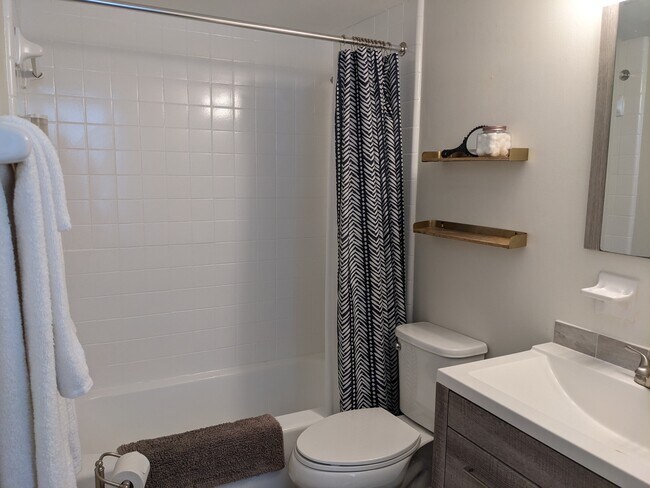 Toallas de baño, toallas de piscina, bolitas de algodón, cesta para "olvidé algo". - 1700 SW 16th Ct