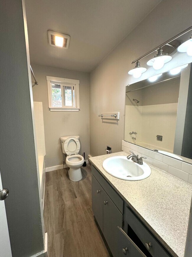 Foto del edificio - Cozy 2 Bedroom Unit in Lakewood