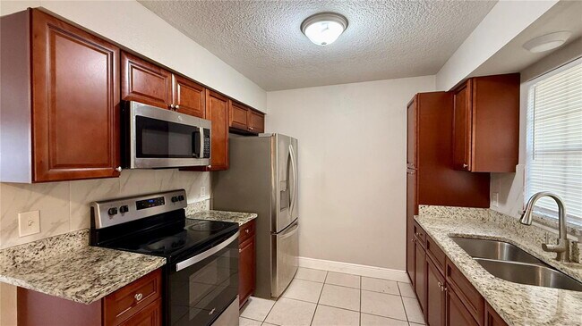 Building Photo - 210 N Lone Oak Dr