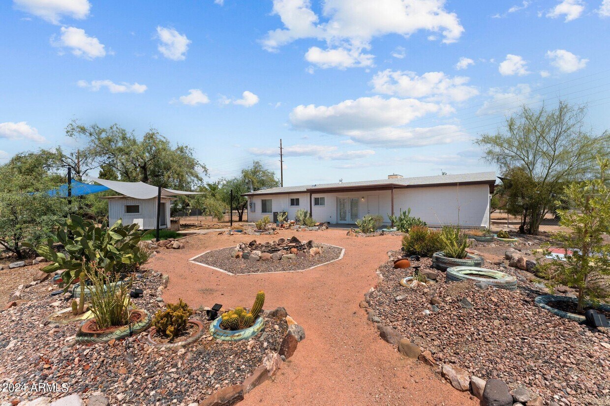 Primary Photo - 3329 E Greenway Ln