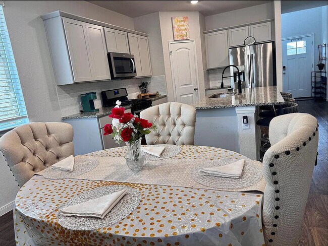 Foto del edificio - Room in House on Brooklyn Dr