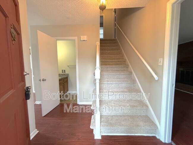 Foto del edificio - 5301 Rolling Oak Ln