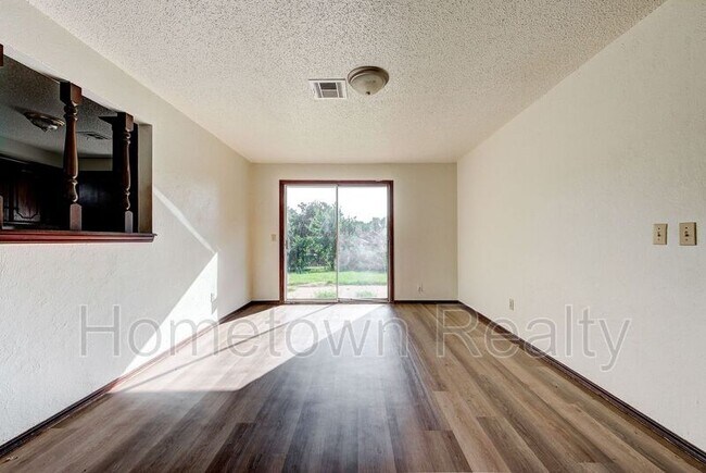 Building Photo - 5104 S Briarwood Dr