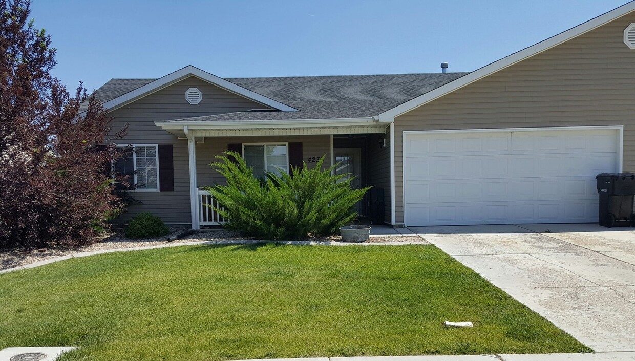 Primary Photo - **Pending Application** 3 bedroom, 2 bathr...