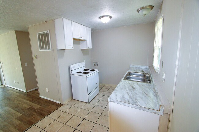 Foto del edificio - Charming 3-Bedroom Home with Modern Amenities