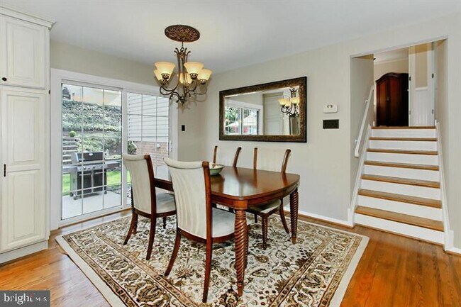 Foto del edificio - 7012 Hadlow Dr