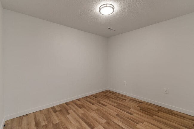 Building Photo - 2642-2642 S 800 E
