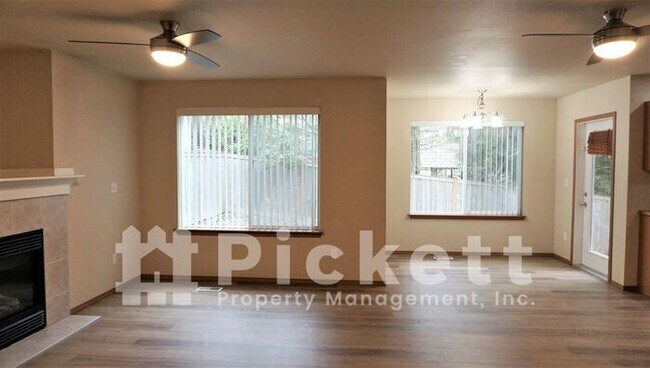 Building Photo - Lovely 3 Bedroom in Sunset Estates Community