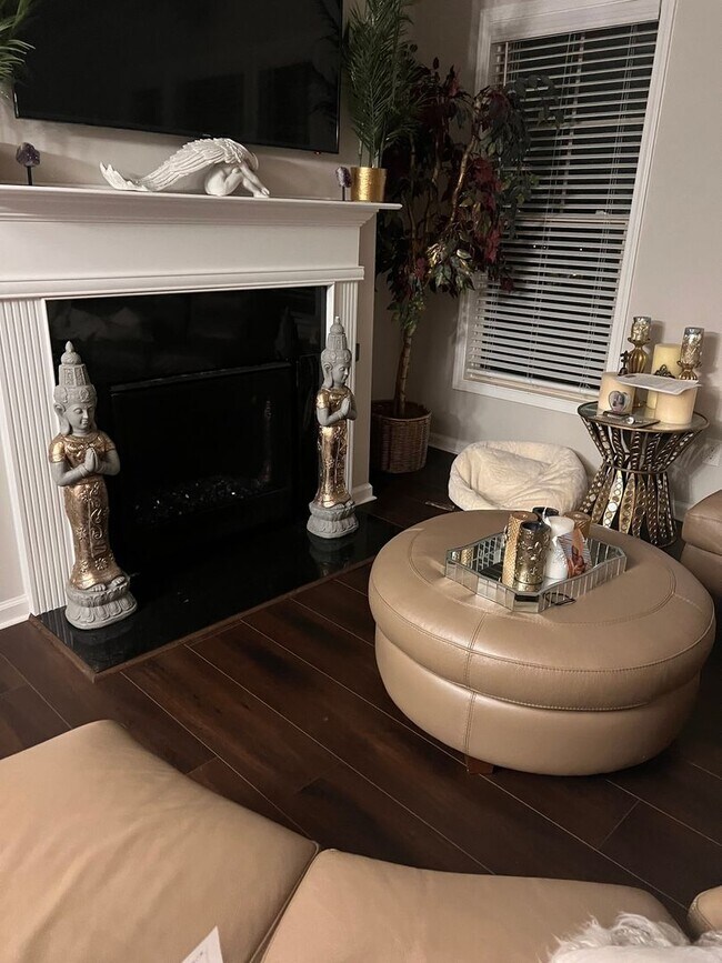 Foto del edificio - Spacious 4BR Townhome in Woodstock