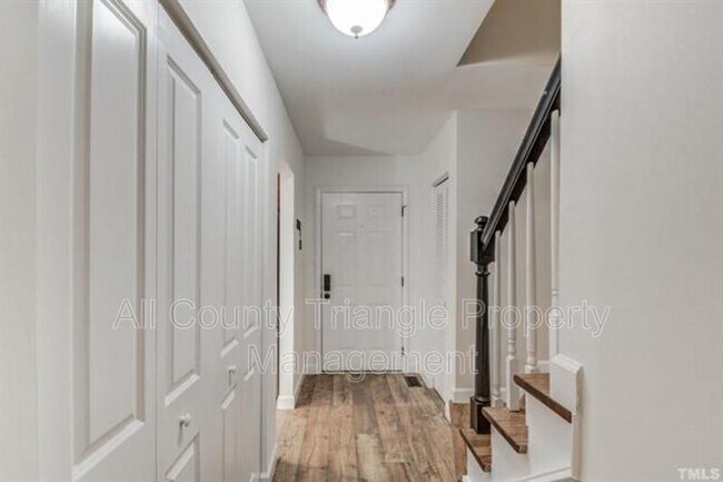 Foto del edificio - 5730 3 Oaks Dr
