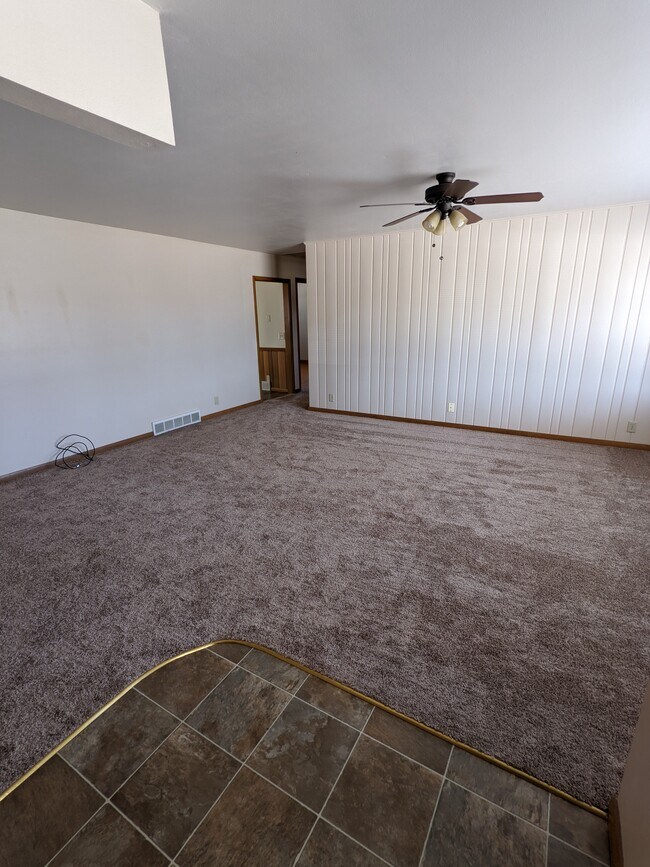 Building Photo - 2113 E Memorial Dr