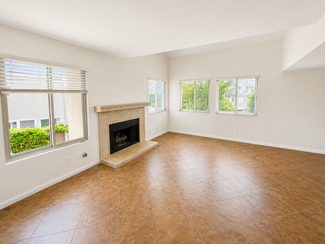 Building Photo - Coastal Townhome Near Beach, Bay & Kate Sessions Park – 2 Bed / 2.5 Bath