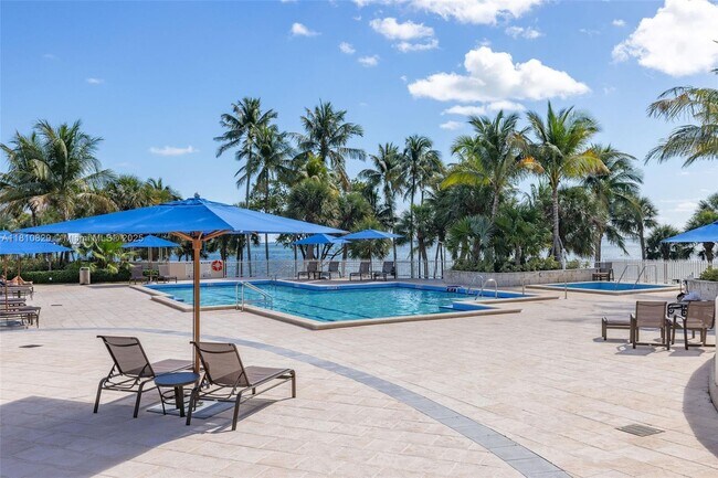 Foto del edificio - 2 Grove Isle Dr