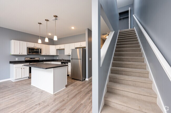 3 habitaciones, 2,5 baños, 140 metros cuadrados, cocina y escaleras - Homestead Townhomes