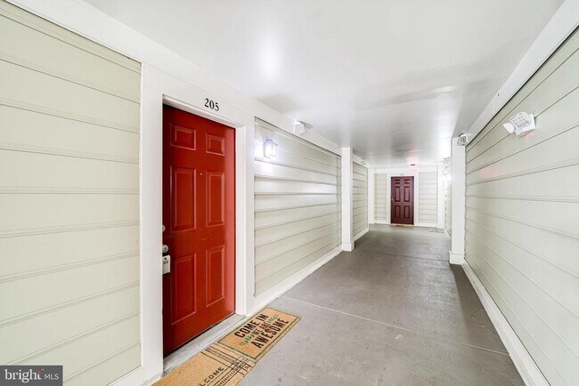 Building Photo - 1100 Quaker Hill Dr
