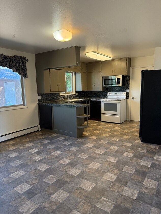 Foto principal - Upscale 3 bed 2 bath with garage