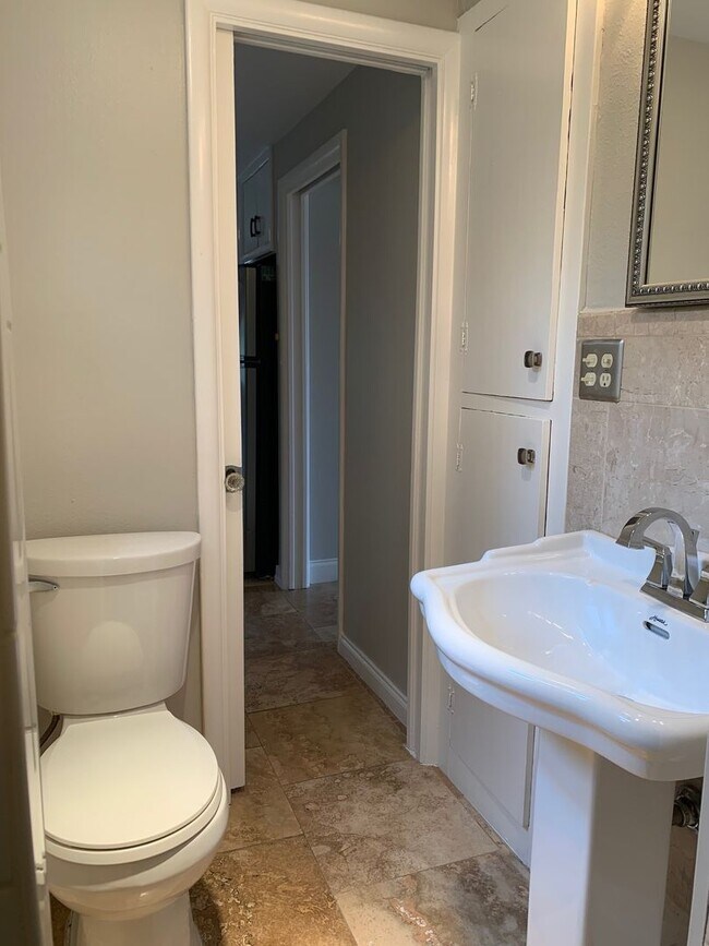 Foto del edificio - 902 1/2   E 43rd