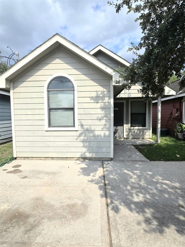 Building Photo - 2112 Davis St