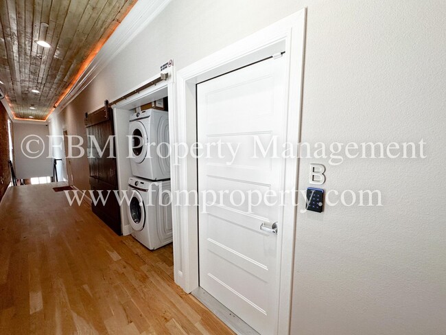 Building Photo - 111 W Ennis Ave