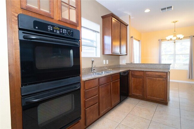 Building Photo - 561 Winthrop Dr